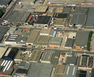 822182 Luchtfoto van een gedeelte van het industrieterrein Overvecht te Utrecht, uit het zuidoosten. Van beneden naar ...